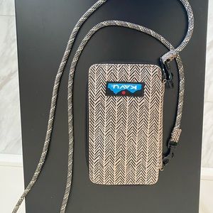 KAVU and Roam card holder